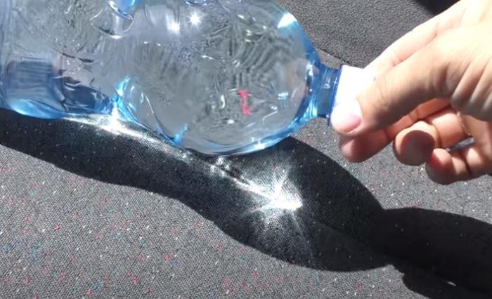 бутылка с водой на сиденье